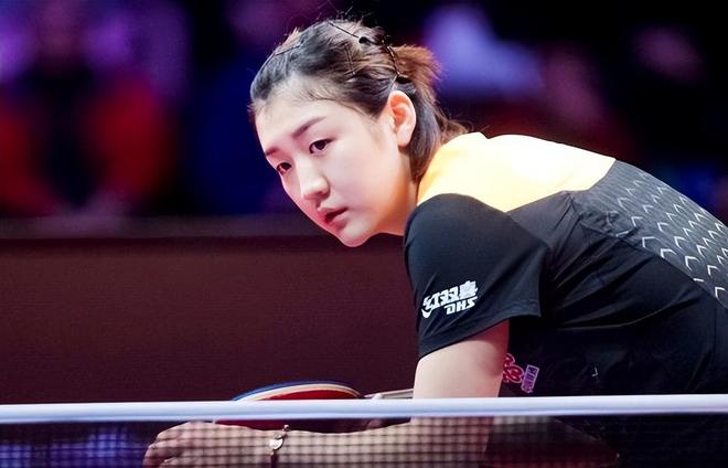 体育游泳世锦赛：潘展乐轻松晋级男子100米自由泳决赛